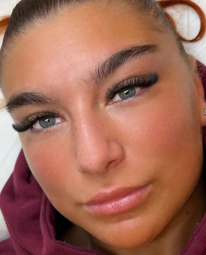 example of hybrid cat eyelash extension