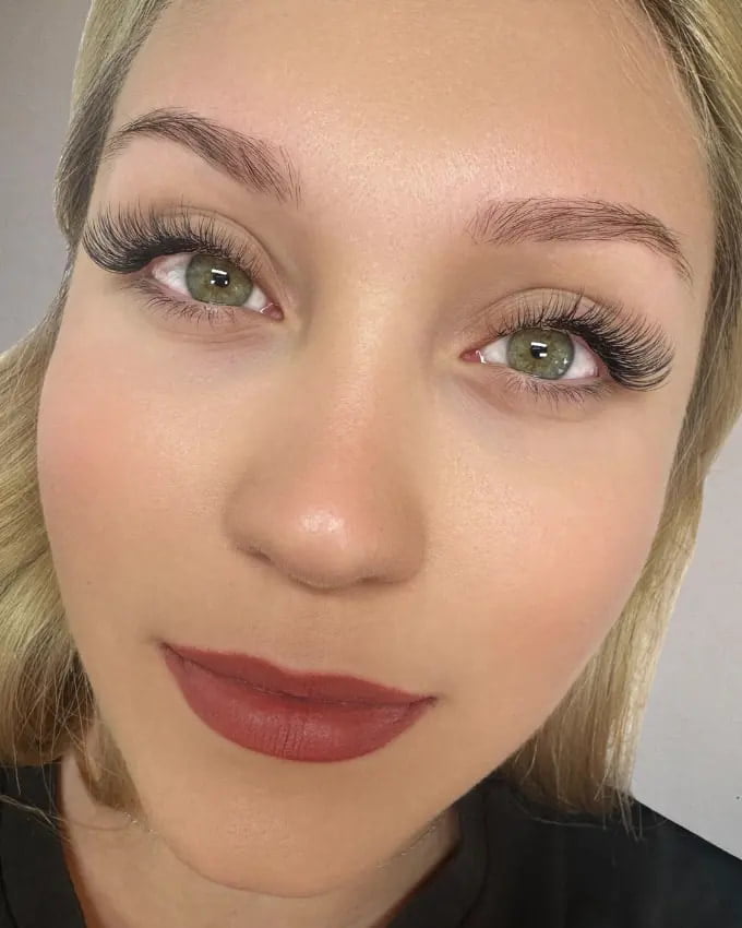 example of classic eyelashes extension