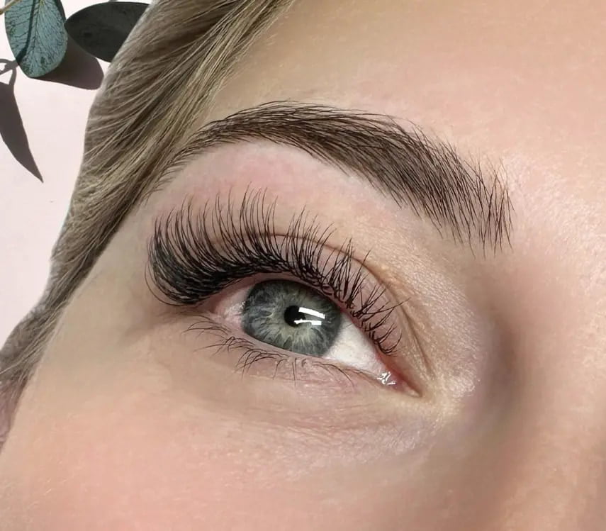 example of long classic eyelashes