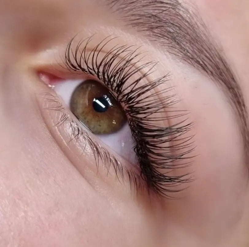 example of natural classic eyelash extensions
