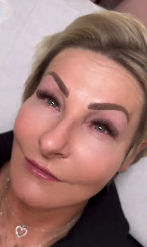 example of color for eyelashes