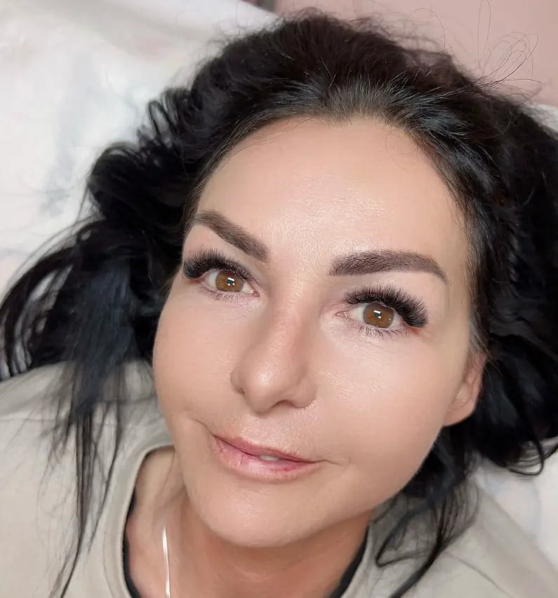 example of eyelashes hybrid