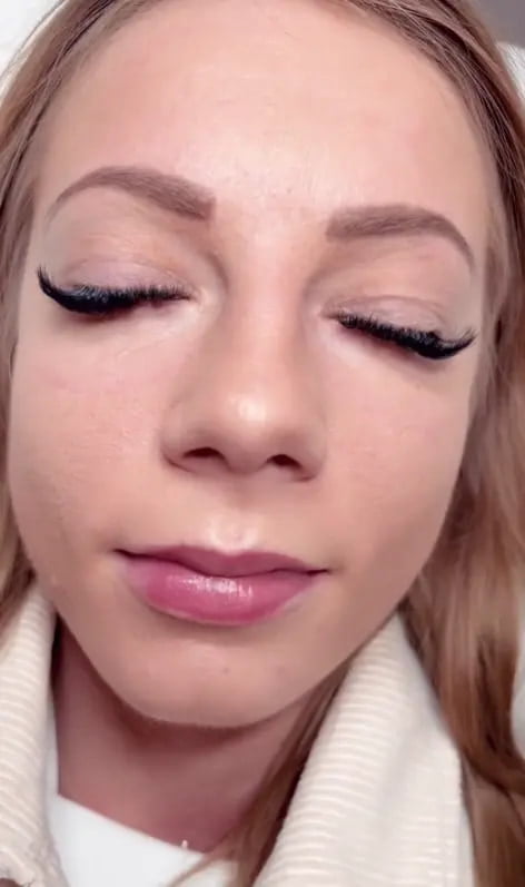example of hybrid eyelashes