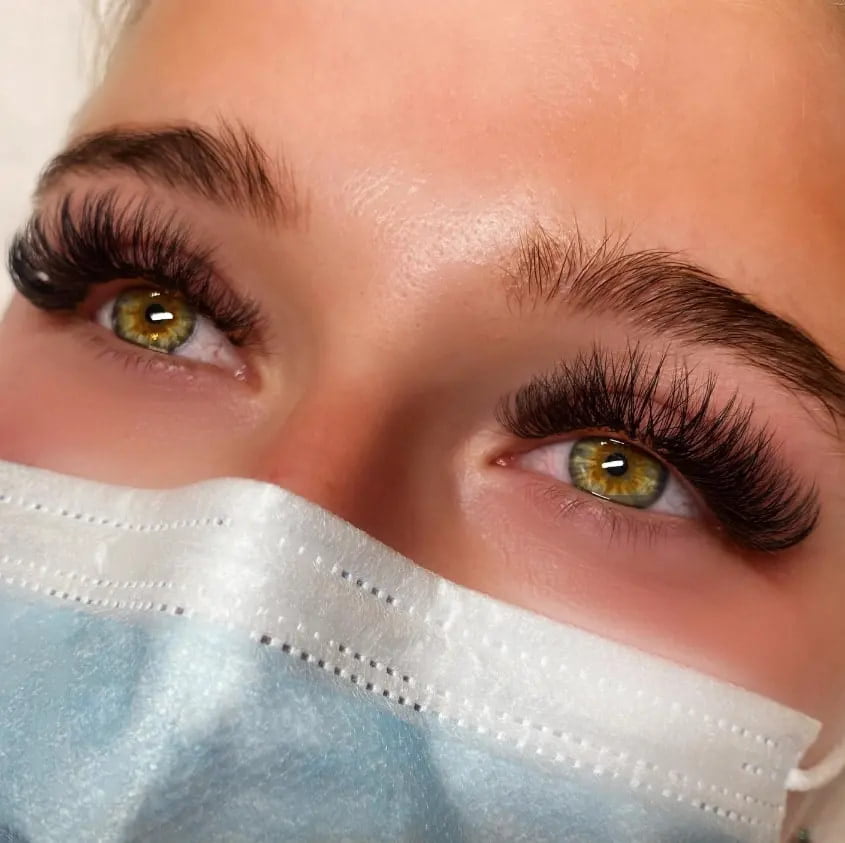 example of trendy hybrid lashes