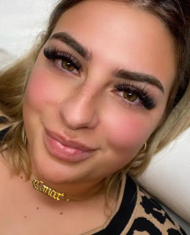 example of wispy russian eyelash