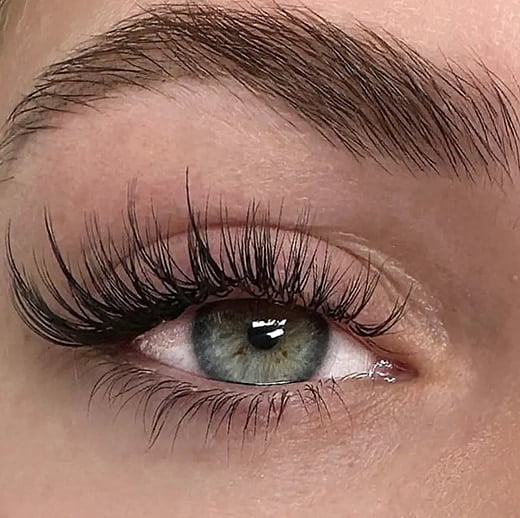 example of wispy classic lash
