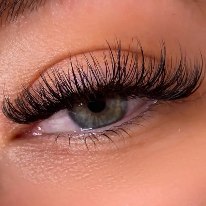 example of hybrid wispy eyelash extensions