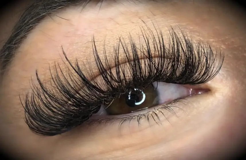 example of hybrid wispy lashes