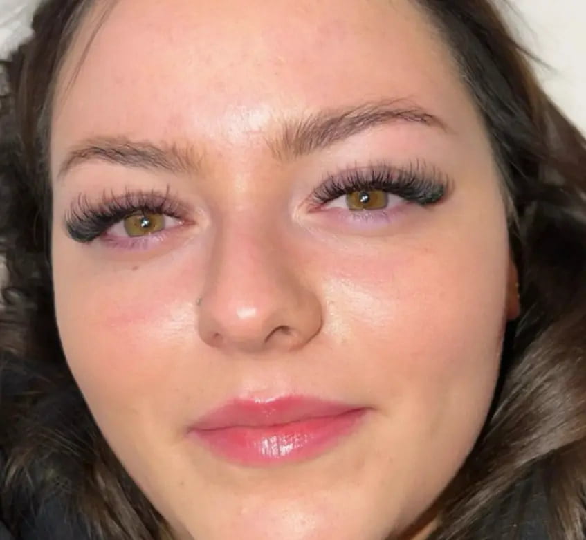 example of wispy hybrid eyelash