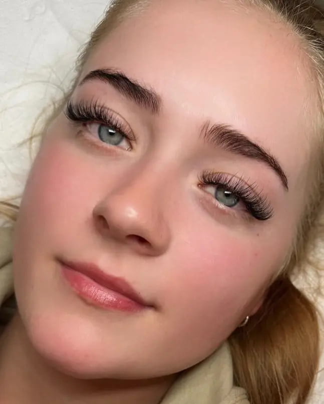 example of wispy hybrid lashes extensions