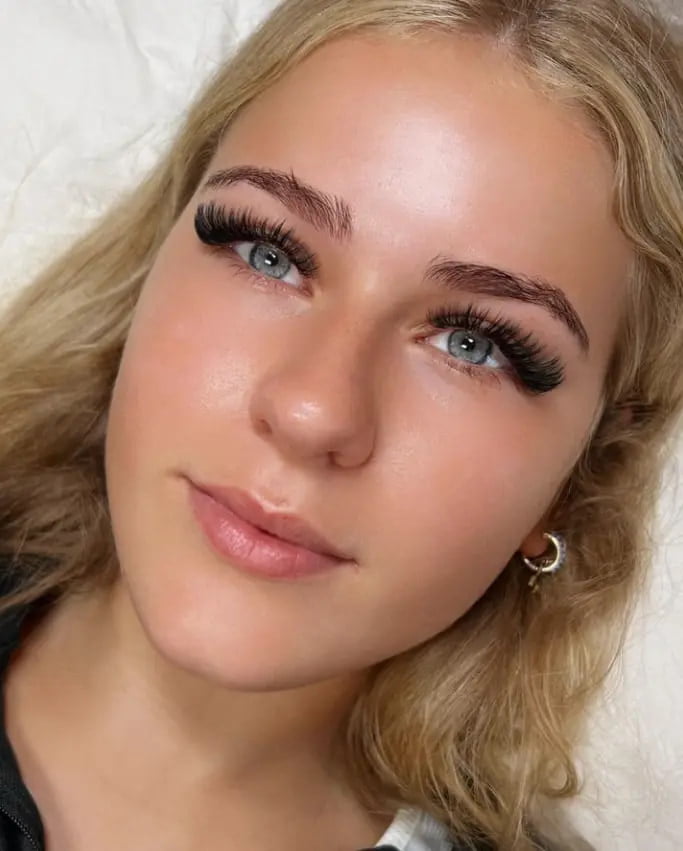 example of wispy hybrid lashes
